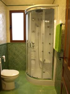 Villar del Humo卢瓦乐斯帕洛玛阿帕特门酒店的带淋浴和卫生间的浴室