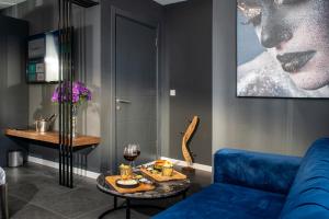 伊斯坦布尔La Cielo Hotel Bostancı的客厅配有蓝色的沙发和桌子
