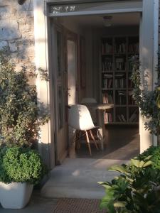 伊拉克利亚岛Speires suites的通往带白色椅子的庭院的开放式门