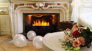 里昂MiHotel Bellecour的客厅设有壁炉和带气球的桌子。