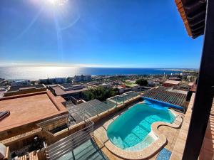 圣阿古斯丁Luxury 5 star Villa Violetta with amazing sea view, jacuzzi and heated pool的享有大楼顶部游泳池的景色