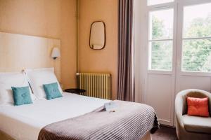 圣马洛雅诗阁酒店的酒店客房设有床和窗户。