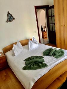 百乐·奥拉内斯蒂Apartament Confort - Baile Olanesti的床上铺有绿色毛巾的床