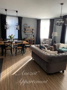 韦尼格罗德Auszeit-Appartement Wernigerode的客厅配有沙发和桌子