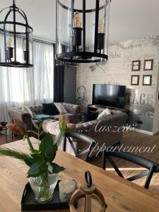 韦尼格罗德Auszeit-Appartement Wernigerode的客厅配有沙发和桌子