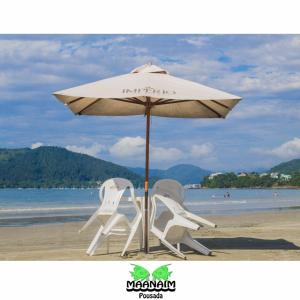 乌巴图巴Pousada Maanaim的海滩上的两把椅子和一把遮阳伞