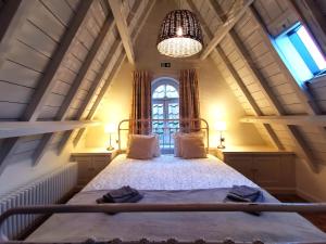 布鲁日Old Bruges B&B的一间卧室设有一张大床和大窗户