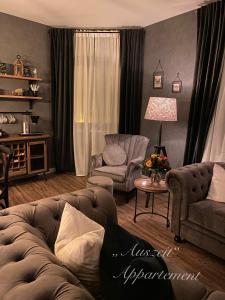 韦尼格罗德Auszeit-Appartement Wernigerode的客厅配有沙发和椅子