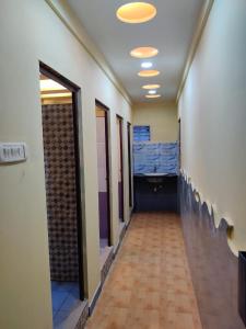 乌杜皮Bedspace Living的走廊,有长长的走廊的办公楼