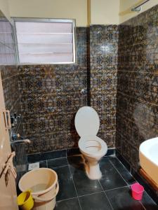 乌杜皮Bedspace Living的一间带卫生间和水槽的浴室