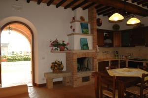 锡耶纳Gli Archi di Corsanello的客厅设有壁炉和餐桌。