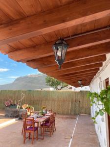 拉奥罗塔瓦Casa Vistazul的木制屋顶下带桌椅的天井