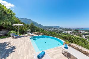 伊斯基亚Villa dei Lecci - 7 Luxury villas with private pool or jacuzzi的景观别墅内的游泳池