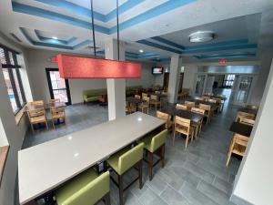 Country Inn & Suites by Radisson, Tampa Airport East-RJ Stadium餐厅或其他用餐的地方