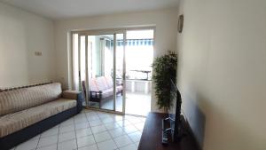 雷卡纳蒂港Appartamento Paradiso Azzurro的客厅配有沙发和桌子