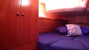 坎尼吉翁斯卡尼扎斯梅拉尔达船屋的一间卧室配有一张床、一个橱柜和一个枕头
