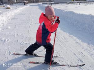 斯祖贝莱克Apartmán Elenka的雪上滑雪的孩子