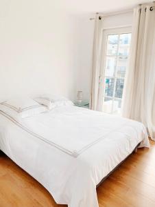 谢西Appartement 6 pers. à Disneyland Paris的白色卧室内的一张白色床,设有窗户