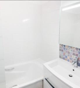 谢西Appartement 6 pers. à Disneyland Paris的白色的浴室设有水槽和镜子