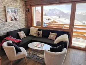 韦尔比耶Verbier Medran + Private Sauna的客厅配有沙发和桌子