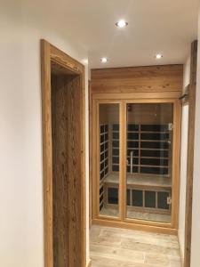 韦尔比耶Verbier Medran + Private Sauna的一间设有木门和窗户的客房