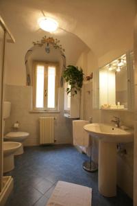 蒙多维蒙多福赖登公寓的浴室设有2个卫生间、水槽和镜子