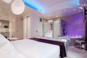 巴塞罗那浪漫巴塞罗那公寓 的一间卧室设有一张大床和一个水槽