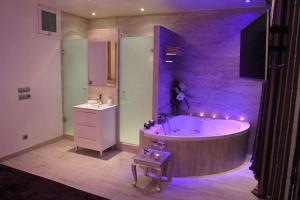 巴塞罗那浪漫巴塞罗那公寓 的带浴缸和盥洗盆的大浴室