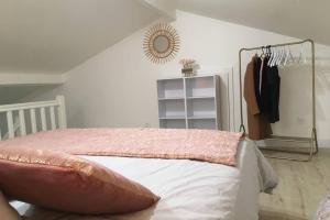 菲里亚尼Appartement neuf entre mer et montagne.的一间卧室配有一张带粉色毯子的床