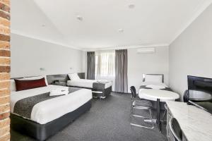 利斯戈布什曼汽车旅馆的酒店客房设有两张床和电视。