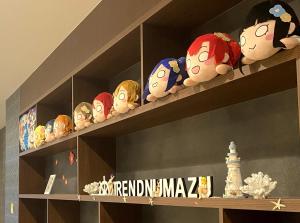 沼津Hotel Trend Numazu Ekimae的架子上有很多玩具娃娃