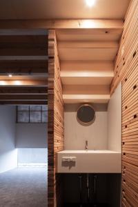 高山cup of tea ensemble的一间带水槽和木墙的浴室