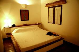 阿西尼我的太阳酒店的一间小卧室,配有床和窗户