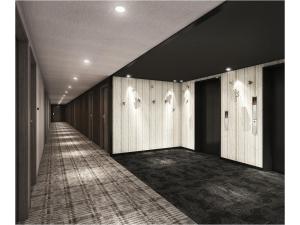 冈山Smile Hotel Okayama的走廊设有木镶板墙和地毯