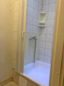 科克尼斯Motelis Astarte的瓷砖浴室内带软管的淋浴
