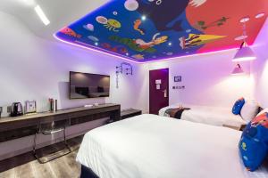 台中市挪威森林行旅一号馆的客房设有两张床和一个带鱼壁画的天花板。