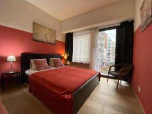 安特卫普Brial apartment 2 bedrooms,的红色的卧室设有床和窗户