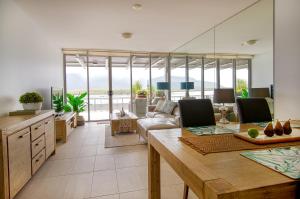 凯恩斯Cairns Waterfront Luxury at Harbourlights的客厅配有沙发和桌子
