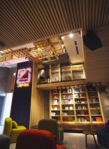恒春古城三富大酒店FFF Hotel 的一间设有椅子和电视的等候室