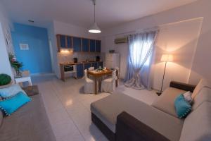 阿林达Saraya Resort的带沙发的大客厅和厨房
