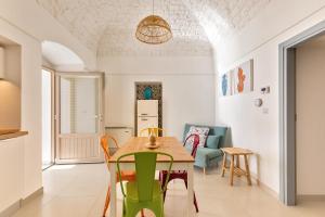 马丁纳弗兰卡I Colmi Trulli Suites by BarbarHouse的厨房以及带桌椅的用餐室。
