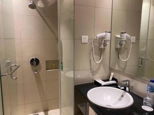 万隆万隆普莱姆公园酒店的一间带水槽和淋浴的浴室