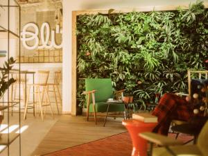 巴特霍夫加施泰因Hotel Blü Gastein的一间有墙覆盖着植物的房间