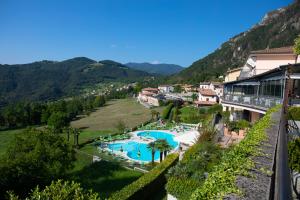 特雷莫西内拉费尼塞伊索纳酒店的享有带游泳池的度假村景致