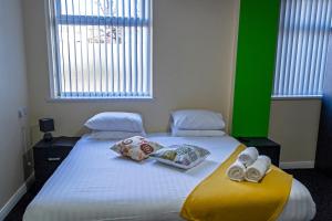 Lymedale Suites Studios & Aparthotel in NEWCASTLE UNDER LYME & STOKE客房内的一张或多张床位