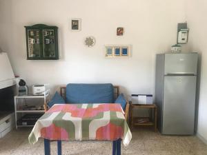 马鲁焦Villa Lucia的客厅配有桌子和冰箱