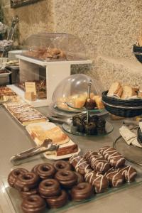 桑亨霍Peregrina Hotel的面包店内展示甜甜圈和其他糕点