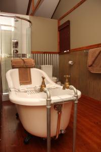 内尔斯普雷特第5季旅馆的大型浴室设有浴缸和淋浴。