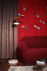 阿斯塔纳The Veil Hotel的红色的客厅,配有红色的墙壁和红色的沙发