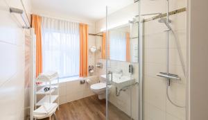卡珀尔恩卡珀尔恩城市酒店的带淋浴、卫生间和盥洗盆的浴室